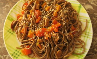 Hatiin ang natapos na soba sa mga bahagi at budburan ng linga. Tratuhin ang iyong sambahayan. Enjoy! Hatiin ang natapos na soba sa mga bahagi at budburan ng linga. Tratuhin ang iyong sambahayan. Enjoy!