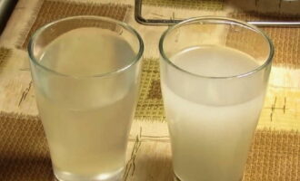 Ibuhos ang mahabang butil ng bigas, ayon sa recipe at ang bilang ng mga servings na kailangan mo, sa anumang mangkok at banlawan ng malamig na tubig hanggang sa ito ay malinis. Ito ay malinaw na makikita kung ihahambing mo ang una at huling tubig pagkatapos hugasan. Ibuhos ang mahabang butil ng bigas, ayon sa recipe at ang bilang ng mga servings na kailangan mo, sa anumang mangkok at banlawan ng malamig na tubig hanggang sa ito ay malinis. Ito ay malinaw na makikita kung ihahambing mo ang una at huling tubig pagkatapos hugasan.