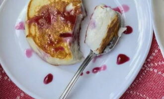 Denna delikata dessert passar perfekt till körsbärssylt. Bjud in din familj att smaka på denna delikata efterrätt. Njut av!