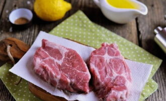คอหมูในกระทะเตรียมง่ายมาก เราล้างคอให้สะอาดใต้น้ำไหลแล้วซับให้แห้งด้วยกระดาษชำระแล้วหั่นเป็นแผ่นหนาประมาณสองเซนติเมตรครึ่ง
