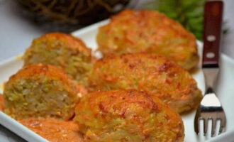 Els rotllets de col mandrosos amb col, carn picada i arròs estan preparats al forn. Col·locar als plats i servir!