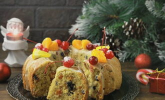 Cắt bánh Giáng sinh thành nhiều phần. Mời gia đình và bạn bè của bạn và chiêu đãi họ những chiếc bánh ngọt thơm. Thưởng thức!