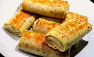 Servera doftande pannkakor till bordet. Njut av!