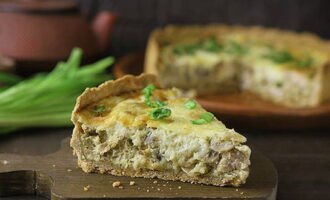 Vegyük ki a forró quiche-t a sütőből, kissé hűtsük le, vegyük ki a formából, és tegyük tányérra. Vágja darabokra, és hívja meg családját, hogy kóstolja meg a finom süteményeket. Élvezd! Vegyük ki a forró quiche-t a sütőből, kissé hűtsük le, vegyük ki a formából, és tegyük tányérra.Vágja darabokra, és hívja meg családját, hogy kóstolja meg a finom süteményeket. Élvezd!