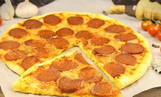 Snijd de afgewerkte pizza in stukken van gelijke grootte en geniet ervan. Eet smakelijk! 