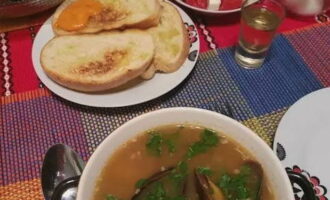 Se toarnă supa aromată în boluri și se presară pătrunjel tocat. Pâinea prăjită unsă cu ulei de măsline.
