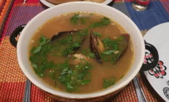 Invitați-vă familia să guste Bouillabaisse. Bucurați-vă!
