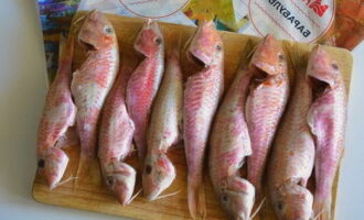 Làm sạch cá khỏi vảy và nội tạng. Rửa kỹ dưới vòi nước bằng nước và loại bỏ độ ẩm bằng khăn ăn từ trong ra ngoài.