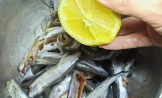 Lägg fisken i en behållare och fyll den med citronsaft pressad från hälften av frukten. Blanda ingredienserna och marinera i 15 minuter.