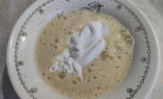 Afegiu-hi la crema agra i remeneu-ho.