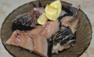 Ilagay ang mga hiwa ng carp sa isang hiwalay na mangkok at budburan ng lemon juice.