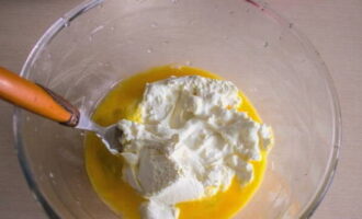 Tillsätt yoghurt.