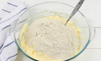 Se amestecă ingredientele și se adaugă făina cernută împreună cu sifon.