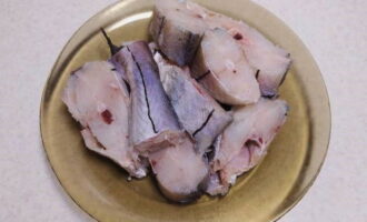 Chúng tôi làm sạch thân thịt cá tuyết chấm đen, rửa sạch và cắt thành nhiều phần.