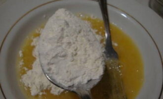 Bryt kycklingägget i en skål, vispa det med salt och mald svartpeppar. Häll mjölet här.