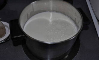 Una kailangan mong hayaan itong maasim. Upang gawin ito, init ang produkto, magdagdag ng asin, ihalo at iwanan sa isang mainit na lugar para sa isang araw.
