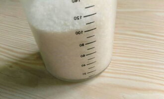 Sukatin muna ang 100 gramo ng asin.