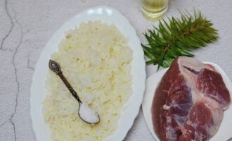 Bulliu l'arròs fins que estigui completament cuit i afegiu-hi sal al gust.