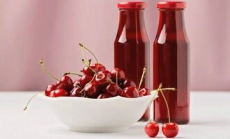 Mät upp den nödvändiga mängden körsbärsjuice.