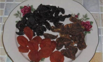 Rửa sạch trái cây khô.