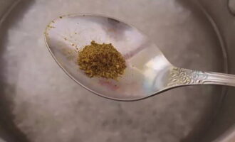Zout en breng op smaak met kruiden.