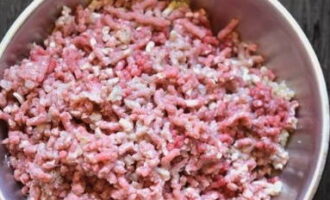 Vrid de beredda ingredienserna genom en köttkvarn. Jag har en elektrisk apparat som förenklar hela proceduren.
