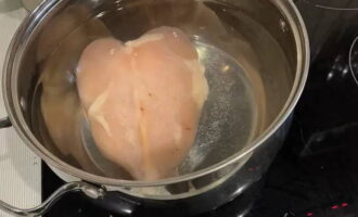 Îndepărtați pielea de pe sân. Se pune într-un vas pentru bulion, se umple cu apă. Puneți pe aragaz și gătiți, amintindu-vă să îndepărtați spuma cu o lingură cu fantă.