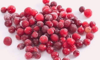 ปล่อยให้ lingonberries ละลายน้ำแข็งและนิ่มลง