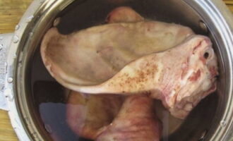 Ilagay ang mga tainga ng baboy sa isang malaking lalagyan. Punan ng malamig na tubig at mag-iwan ng humigit-kumulang 2 oras.