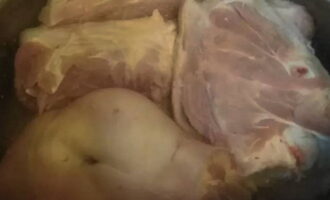 Đổ đầy nước. Đặt chảo lên bếp đốt ở giữa. Đun sôi, không quên hớt bọt tạo thành bằng thìa có rãnh. Giảm thiểu nhiệt.
