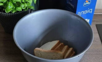 Lägg vitt bröd i en skål.