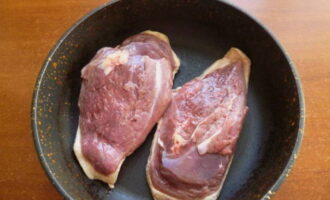 Leg het vlees met het vel naar beneden in een droge, koude koekenpan en bak aan beide kanten tot er een smakelijk lichtbruin korstje ontstaat.