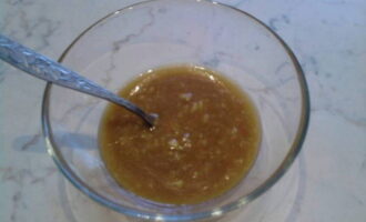 Mal den skalade ingefäraroten och vitlöken med ett rivjärn eller genom en vitlökspress. Lägg i en skål, pressa ur apelsinjuicen, tillsätt balsamvinäger och olivolja. Krydda med senap och kryddor. Blanda innehållet med kraftiga rörelser.