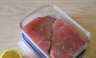Salta biffarna och häll citrusjuice över dem.