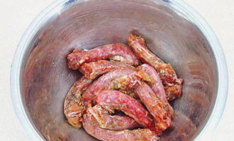 Đặt cổ đã rửa sạch vào hộp sâu, nêm hạt tiêu đen và muối rồi khuấy đều.