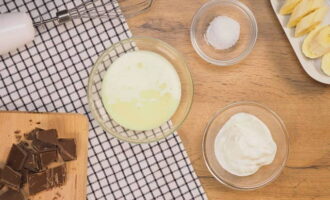 A krémhez az összes hozzávalót elkészítjük a recept arányai szerint. A tejfölt és a krémhez való sűrített tejet egy ideig szobahőmérsékleten tartjuk. Készítsen elő egy mixert a habveréshez.