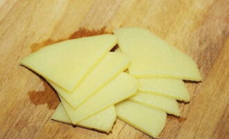 Chúng tôi cắt măng thành từng lát mỏng.