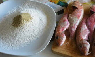 Trong một hộp đựng riêng, trộn bột mì với muối và hạt tiêu trắng.