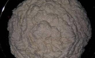 Tritureu el pollastre bullit en una batedora juntament amb els rovells, el kefir, la sal i les espècies al gust. Cal obtenir una massa suau i homogènia.