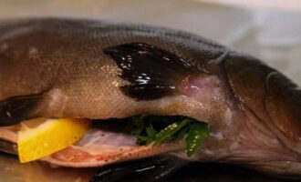 Kinukuha namin ang babad na isda sa gatas. Hugasan, tuyo, kuskusin ng asin at pampalasa. Maglagay ng mga hiwa ng lemon at mga sanga ng mga halamang gamot sa tiyan ng bawat isda. Pinakamainam na gumamit ng dill at perehil.