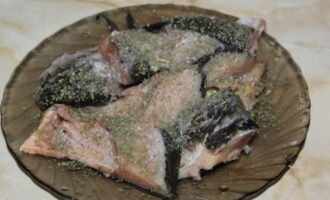 Sa iyong panlasa, iwisik ang mga piraso ng carp na may asin at mga pampalasa, pukawin at iwanan upang mag-marinate sa loob ng 15 minuto.