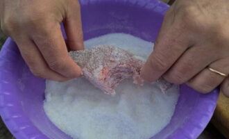 Isawsaw ang mga piraso sa asin. Hindi ko ipinapahiwatig ang dami. Ang isda ay dapat na mahusay na inasnan.