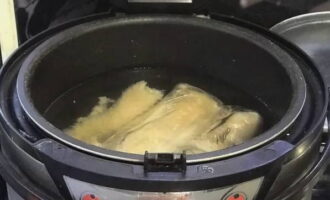 Merítse a készítményeket a multicooker tálba, öntsön vizet és sót. A készülék paneljén válassza ki a Pörkölt vagy Leves programot a multicooker típusától függően. Zárja le a fedőt, és süsse a program végéig. Állítsa be az időzítőt 8 órára.
