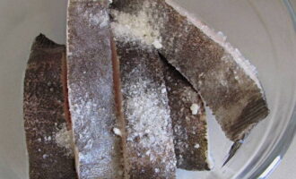 Lägg biffarna i en djup skål, strö över salt och blanda försiktigt.
