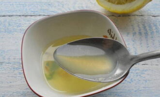 Vắt nước từ chanh. Chúng ta sẽ cần bốn muỗng canh.