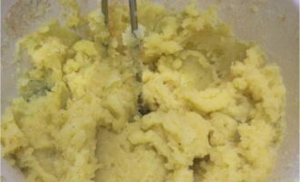 Sense perdre temps, peleu i bulliu les patates en aigua amb sal, tritureu-les en un puré. Sense perdre temps, peleu i bulliu les patates en aigua amb sal, tritureu-les en un puré.