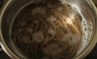 Pakuluan ang tubig sa isang kasirola at magdagdag ng asin. Ipadala ang soba at lutuin ayon sa mga tagubilin sa likod ng pakete. Pakuluan ang tubig sa isang kasirola at magdagdag ng asin. Ipadala ang soba at lutuin ayon sa mga tagubilin sa likod ng pakete.