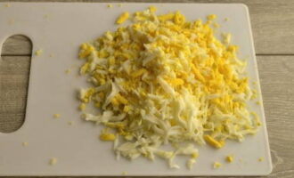 Hugasan at pakuluan ang mga itlog ng kategoryang C0-C1. Palamig at alisin ang shell. Gumiling sa isang medium grater.