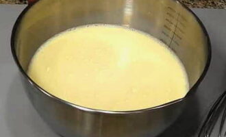 Blanda mjölk med vatten. Häll hälften av vätskan i äggen och tillsätt kefir.