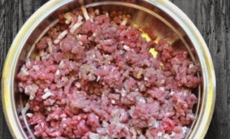 Rör om den resulterande massan så att köttfärsen blir enhetlig och ingredienserna blir goda vänner med varandra.
